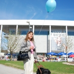 Kaili, sinine õhupall ja Jessi Tartu kaubamaja taustal